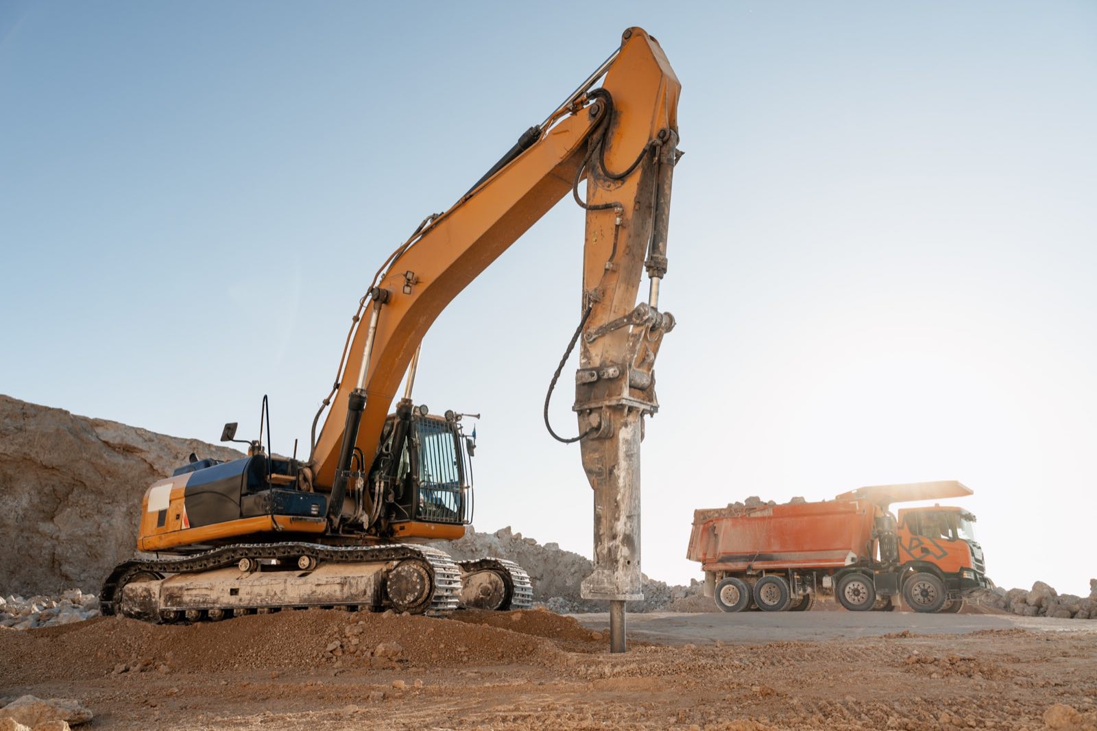 Excavatrice et camion de chantier
