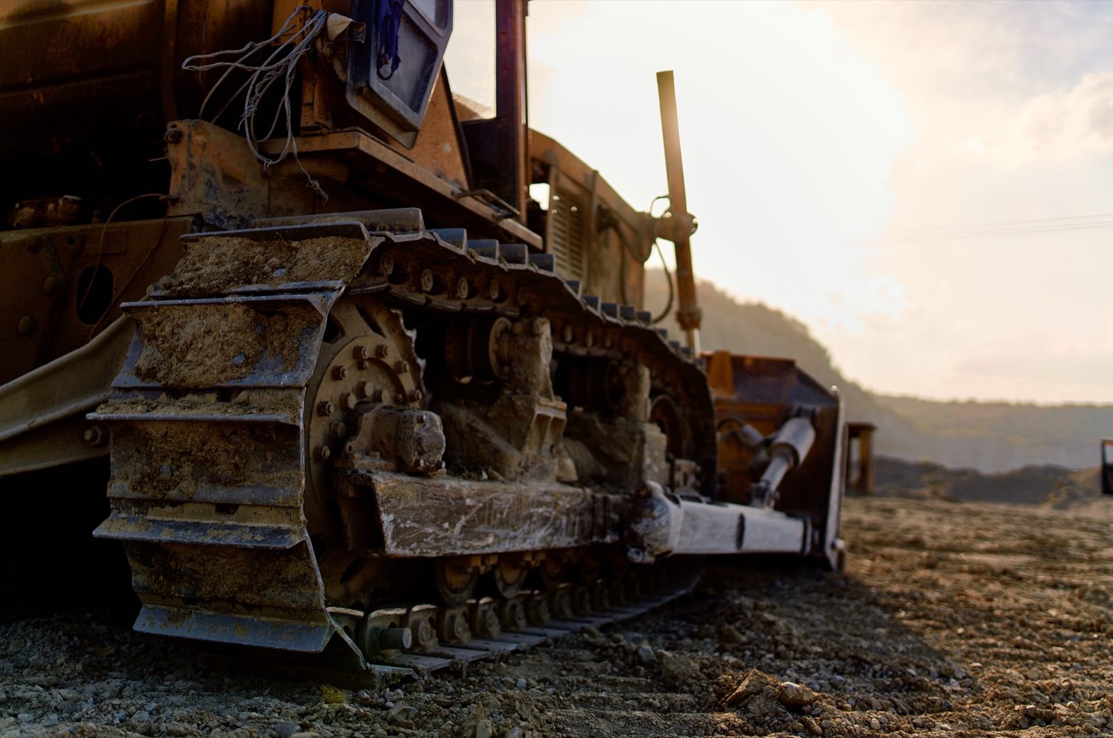 Bulldozer sur terrain industriel