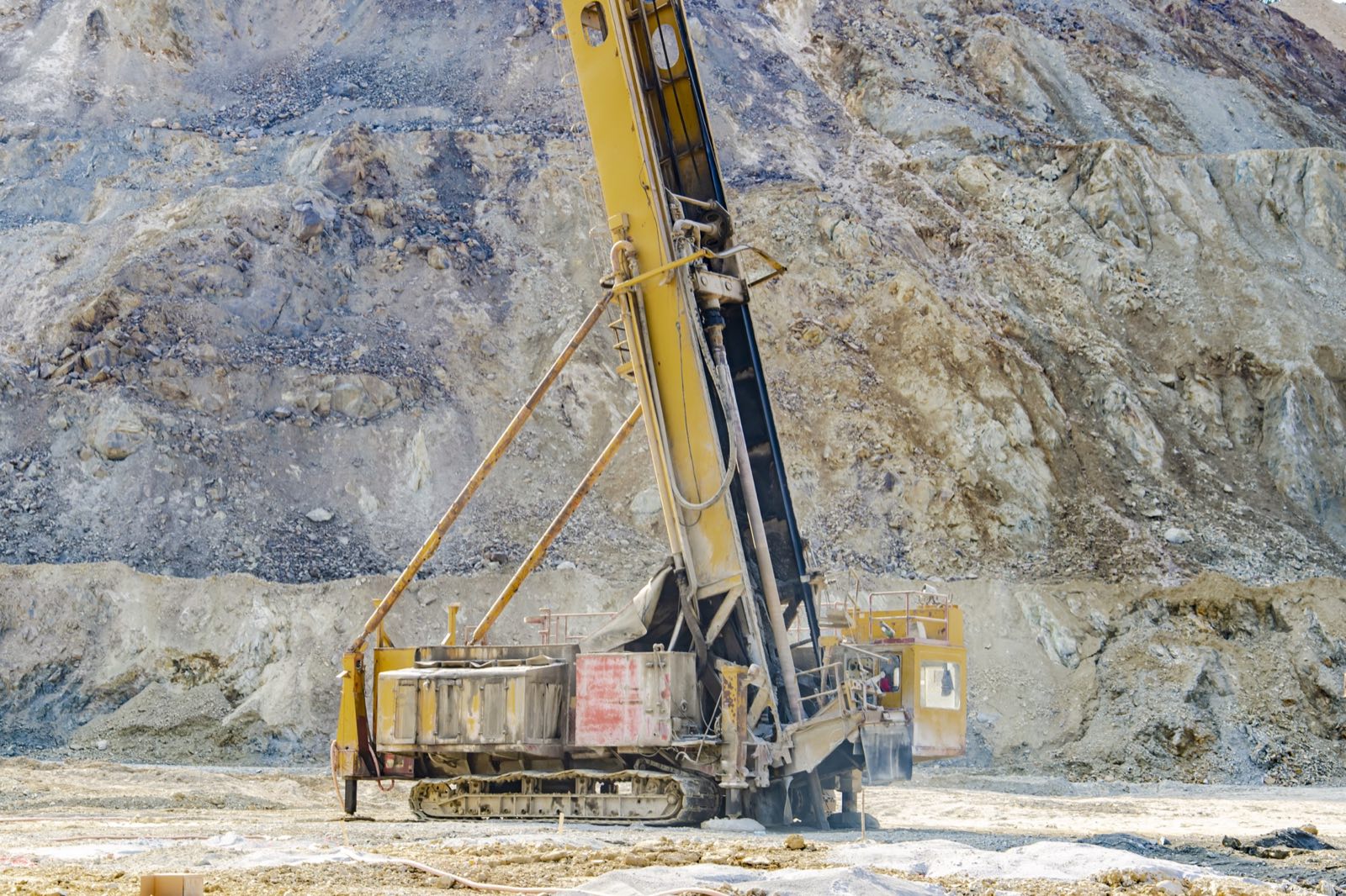 Foreuse industrielle dans une mine à ciel ouvert