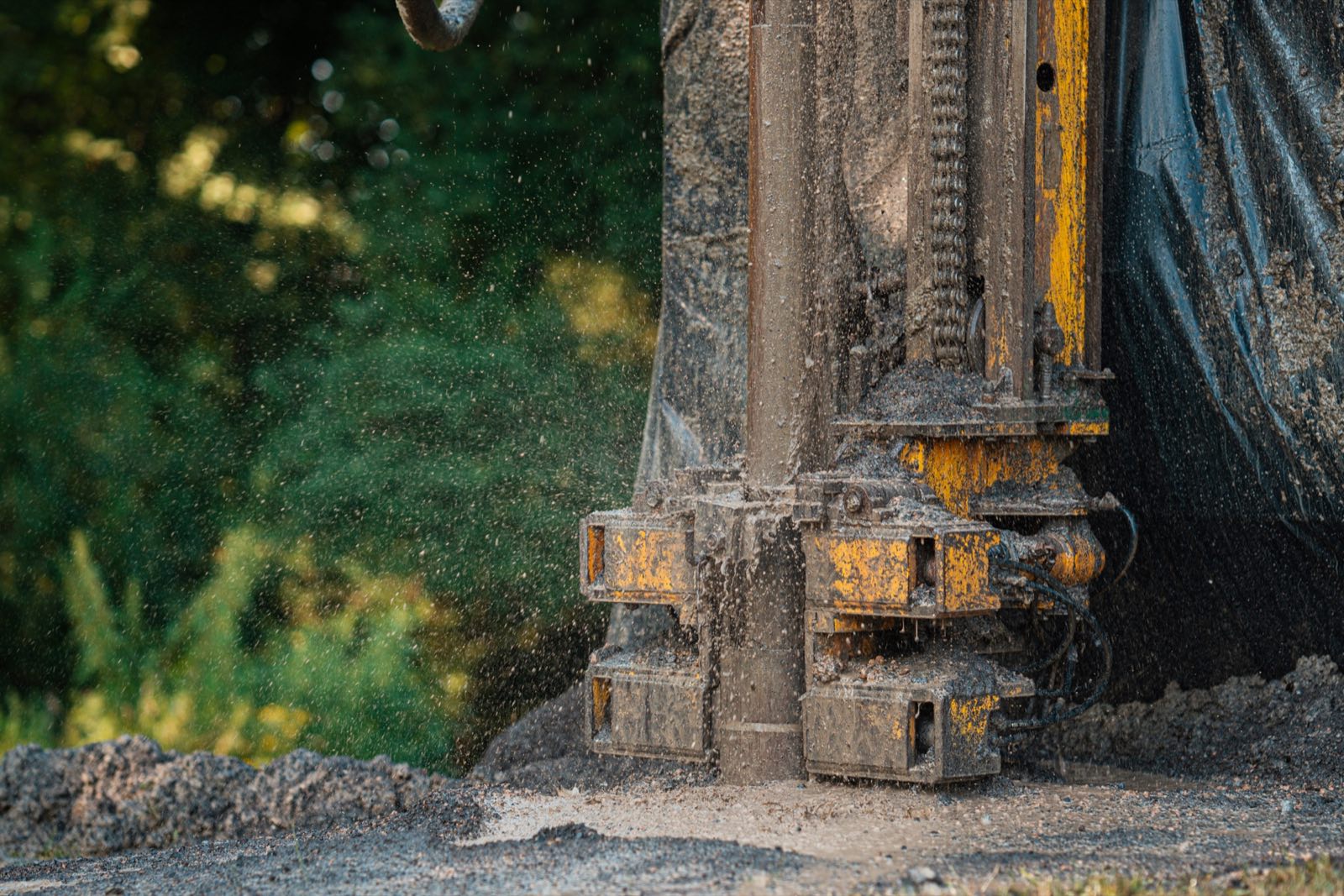 Détail d’une foreuse industrielle en opération